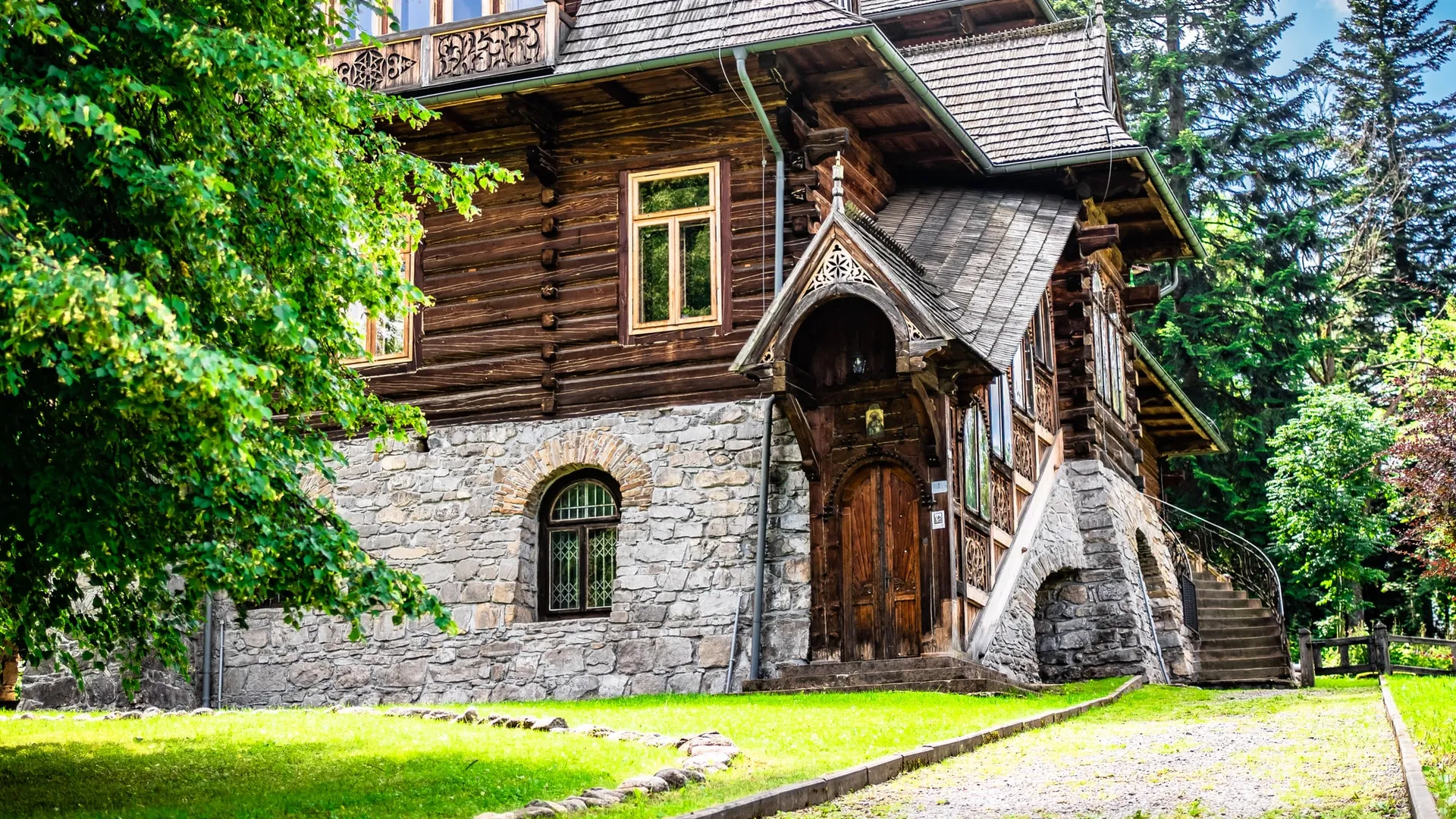 Willa pod Jedlami, a traditional Zakopane-style wooden villa surrounded by trees